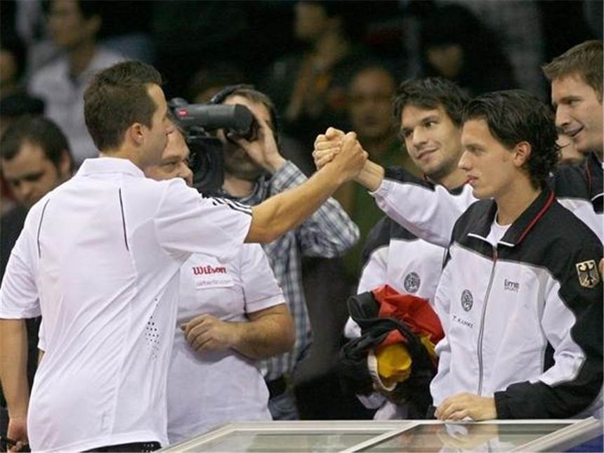 Davis-Cup-Team vor großer Herausforderung Philipp Kohlschreiber (l) klatscht sich mit seinen Team-Kollegen ab.
