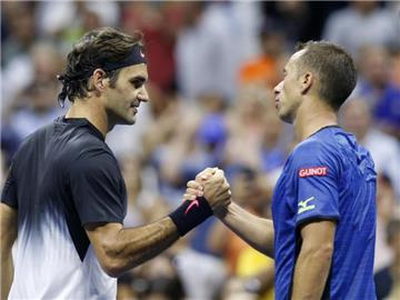 Philipp Kohlschreiber (r) musste Roger Federer nach drei Sätzen zum Sieg gratulieren. Foto: Kathy Willens