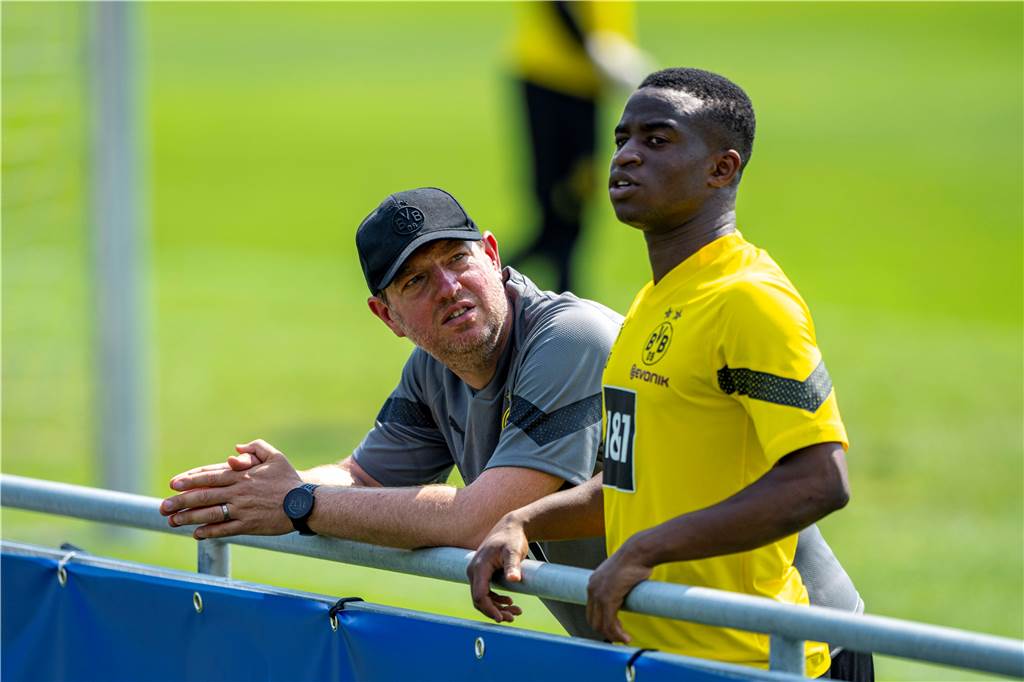 BVB-Teampsychologe Philipp Laux: Borussia Dortmunds Trainer für das Spiel im Kopf Philipp Laux im Gespräch mit Youssoufa Moukoko.