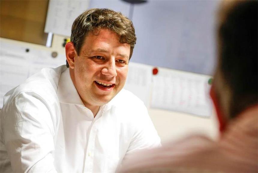 Mißfelder schweigt sich über Nebeneinkünfte aus Philipp Mißfelder (CDU) erhält mindestens 100.000 Euro an Nebeneinkünften.