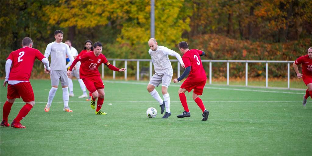 Flaesheims Philipp Moos schlägt Alarm: „Das ist bei uns eine Vollkatastrophe!“ Philipp Moos (2.v.r.) stand in Flaesheims ersten beiden Testspielen jeweils in der Startelf und sah direkt ein großes Problem beim Bezirksliga-Aufsteiger.