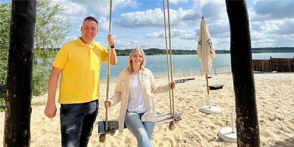 Maui Beach Club: Fronleichnam steht ein bekannter DJ auf der Strandbühne Philipp Mühlen und Anna-Lena Kuchel am Maui Beach Club am Silbersee II. Sie freuen sich auf die Saison 2022.