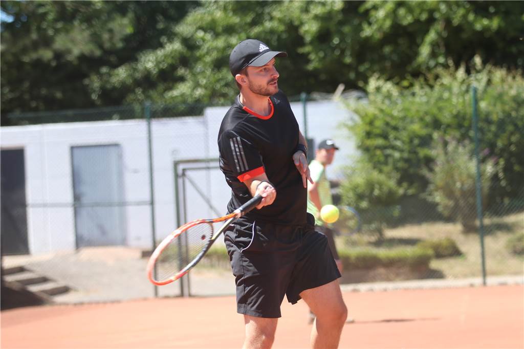 Trotz Erlaubnis: Heimische Tennisvereine öffnen die Plätze nicht und kritisieren die Bundesländer Philipp Neumann muss den Tennisschläger aktuell noch beiseite legen.