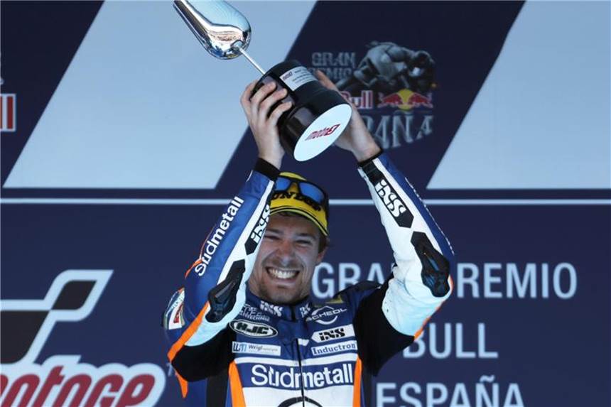 Philipp Öttl steigt 2019 in die Moto2-WM auf Philipp Öttl jubelt auf dem Podium nach einem Sieg. Foto: Miguel Morenatti/AP