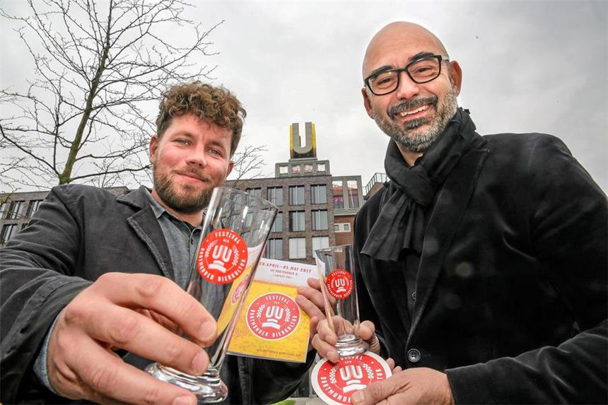 Festival der Dortmunder Bierkultur kommt zurück Philipp Pöss (Agentur „Go Between“, l.) und Edwin Jacobs (U-Turm-Chef) freuen sich auf volle Gläser vorm U.