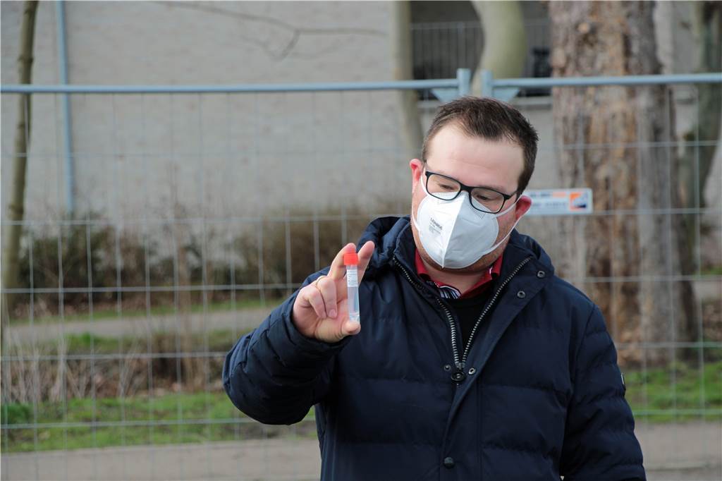 Corona-Schnelltestzentrum in Werne kann bald eröffnen: Anerkennung liegt vor Philipp Reher vom Werner Veranstaltungsspezialisten „Satis&Fy“ zeigt eines der Teströhrchen, die in Werne zum Einsatz kommen.