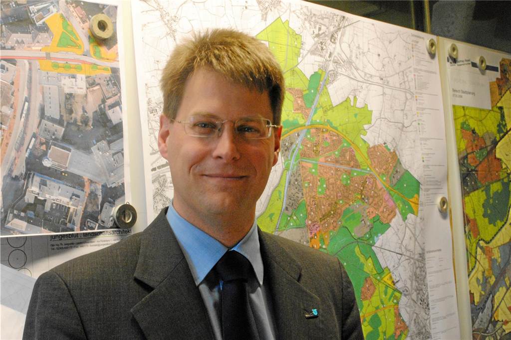 Bauordnungs-Chef Röhnert (50) verlässt Castrop-Rauxel: Paragrafen-treu bis zum letzten Tag Philipp Röhnert im Jahr 2012: Als neuer Leiter der Stadtplanung und Bauordnung steht er hier vor dem damals gültigen FNP, den er in einer seinen ersten Amtshandlungen unterzeichnete.