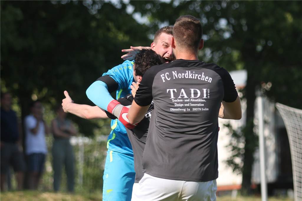 Erinnerungen an ein einmaliges Drama: Als der FC Nordkirchen zuletzt gegen Burgsteinfurt spielte Philipp Sandhowe umarmt seine Mitspieler.