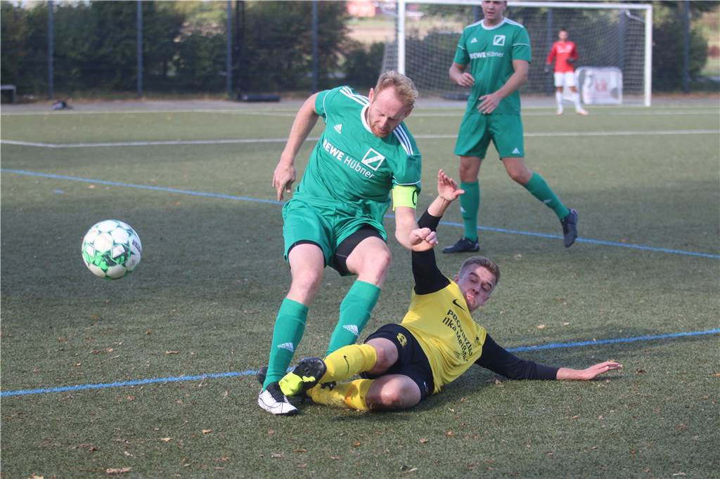 Philipp Schule Twenhöven (l.) von GS Cappenberg wird hier abgegrätscht.