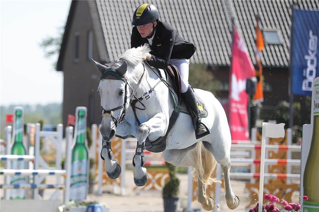Olympiazweite startet beim Reitturnier des RV St. Georg Werne Philipp Schulze Topphof springt mit seinem Pferd über einen Wassergraben.