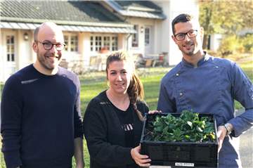Philipp Schulze Wethmar bietet mit seinem Team (hier Janine Moltrecht vom Service und Koch Hans Klippel) im Café Kegelbahn frische Produkte in schönem Ambiente an.