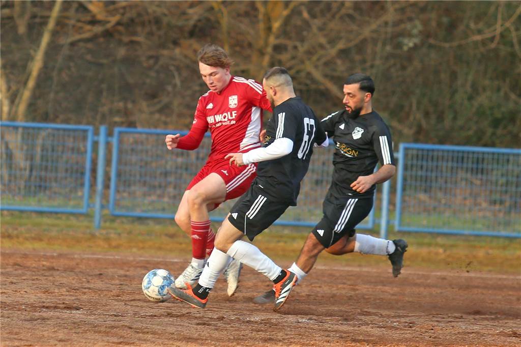 Dreierpack in Hochlar, Pokalkracher und Derby Philipp Strate in einem Zweikampf