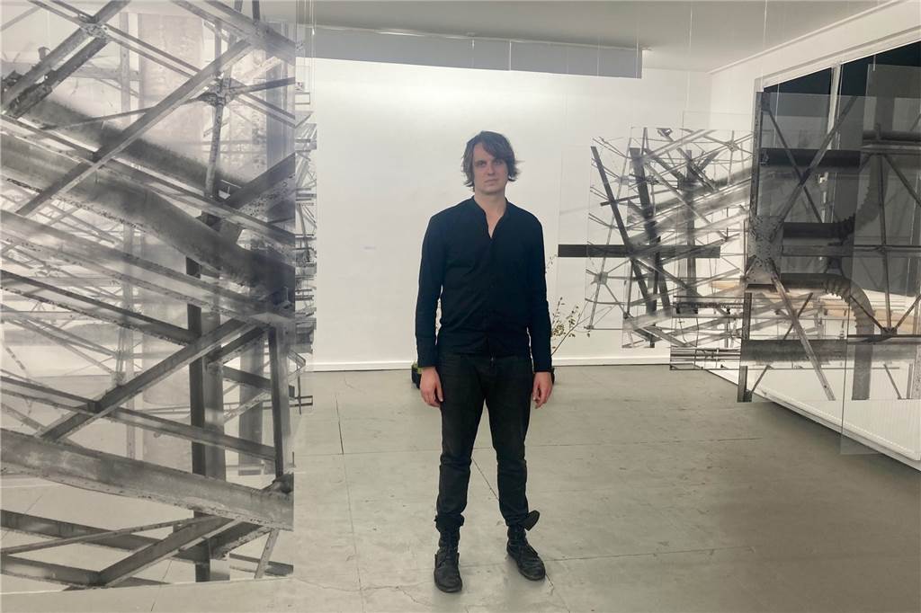 Revolution im Bauen beginnt mit Steineklopfen: Preis für junge Architekten Philipp Valente mit seiner Installation, die zurzeit im "Schauraum" an der Brückstraße zu sehen ist.