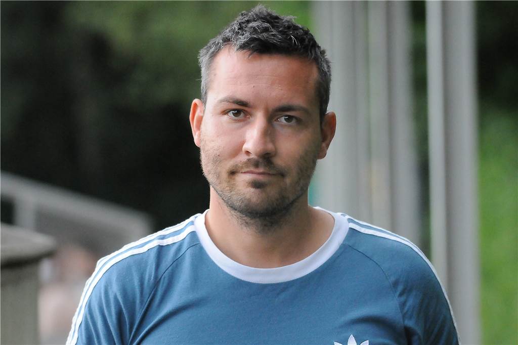 Umfrage bei Fachbetrieben: Was, wenn ich eine Photovoltaik-Anlage möchte? Philipp Wesolek arbeitet bei KVI auf Schwerin. Er baut mit seinen Kollegen auch Solaranlagen auf die Dächer in Castrop-Rauxel.