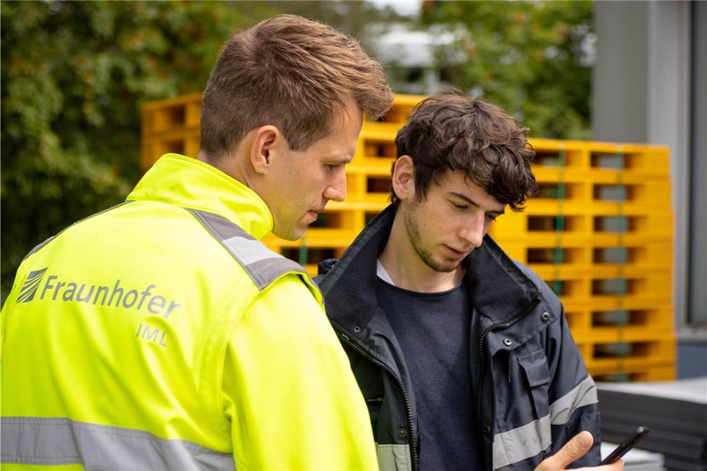 Logistikbude verhindert den immensen Schwund an Euro-Paletten Philipp Wrycza (l.) freut sich über eine wachsende Zahl an Aufträgen. Die Zahl der Kunden des Dortmunder Startups, die ihre Paletten oder andere Ladungsträger mithilfe webbasierter Software gemanagt haben möchten, ist bereits zweistellig.