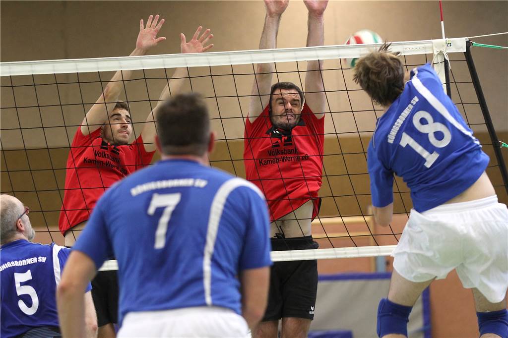 „Das ist scheiße hoch drei“: Volleyballer von Bronek Bakiewicz sind zum Abwarten gezwungen Philipp Zurwieden (M.) in Aktion für den Werner SC. Jetzt spielt er beim SuS Oberaden.