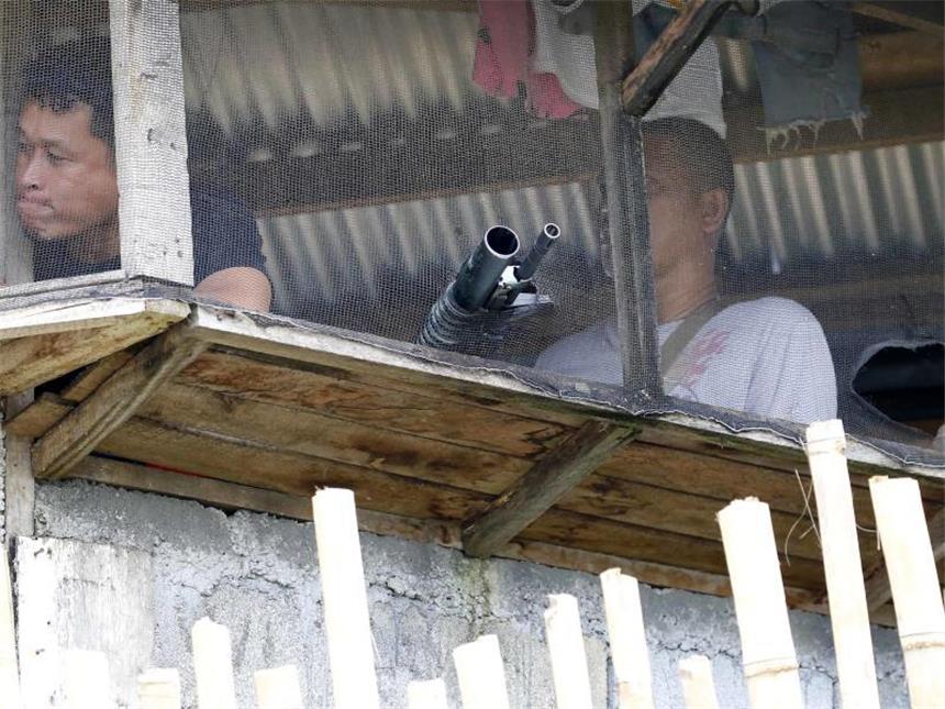 Philippinische Soldaten beobachten von ihrer Stellung aus die Lage in Marawi, Philippinen. Foto: Bullit Marquez