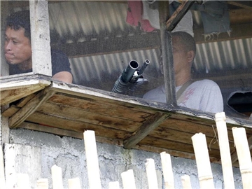 Philippinische Soldaten beobachten von ihrer Stellung aus die Lage in Marawi, Philippinen. Foto: Bullit Marquez
