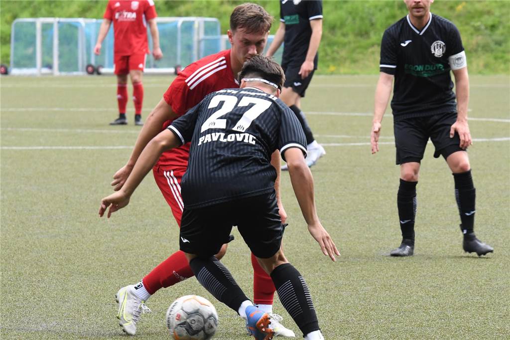 Lüner SV holt „klassischen Zehner“ vom ASC 09 Philippos Selkos im Zweikampf mit dem Gegenspieler.
