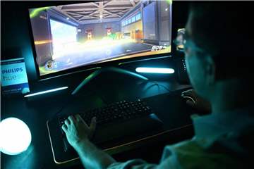 Philips zeigt auf der Gamescom ein System, das passend zum Spiel auf dem Monitor die entsprechende Farbstimmung erzeugt. Foto: Henning Kaiser/dpa-tmn