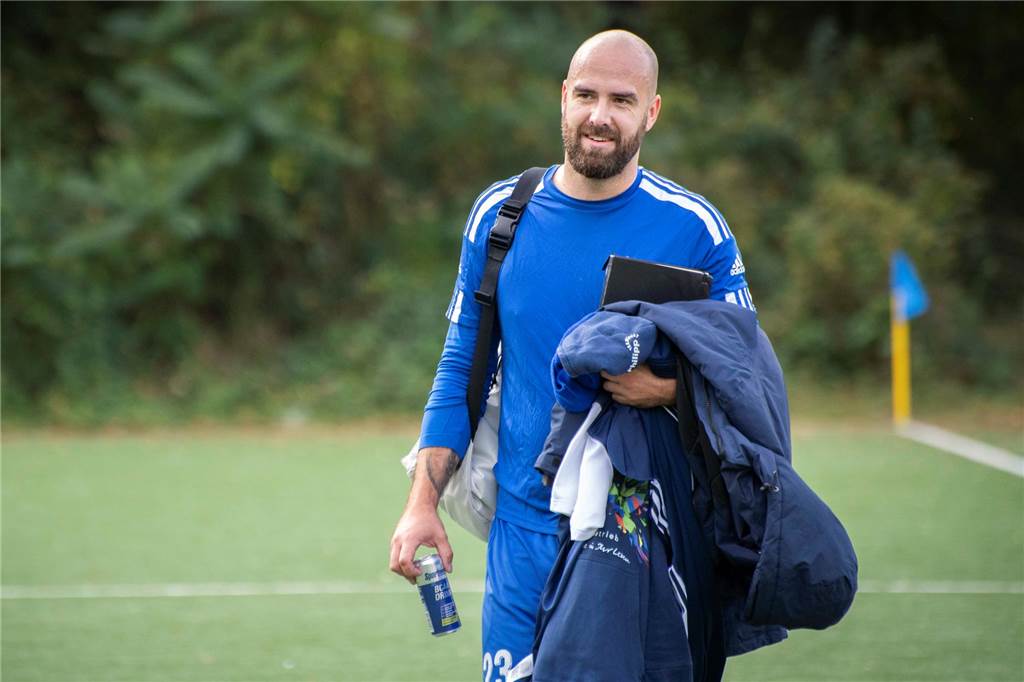 Marco Gruszka bleibt Trainer beim ETuS Haltern Phillip Oligmüller steht auf dem Platz und lächelt
