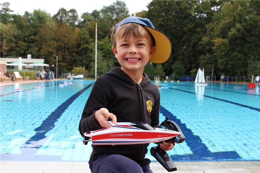 Phillip Psink zeigt stolz ein Modellboot. Der 5-Jährige machte bei der Modellbootschau auch seinen Modellbootführerschein.