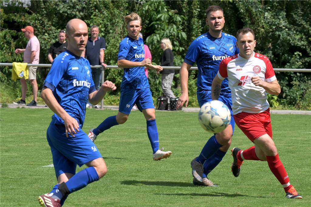 Thorsten Springer zieht sich von Trainerjob bei TuS Niederaden zurück: Phillip Schäfer schaut Richtung Ball.