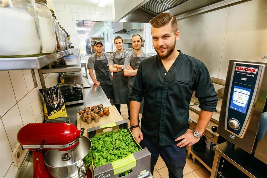 Dieser Gastronom beerbt Sternekoch David Kikillus Phillip Schneider (r.) und sein Küchenteam wollen die Gäste von „Der Schneider“ mit gesunden, hochwertigen Gerichten überzeugen, die auf deren Wünsche zugeschnitten sind. Die Küche ist nagelneu, die restliche Einrichtung des Restaurants wurde von Vorgänger David Kikillus übernommen.