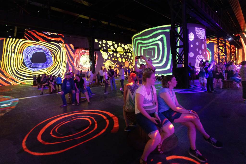 Vogelspinnen, Erotik und US-Star auf der Bühne bei der DEW-Museumsnacht Phoenix des Lumières war auch als Spielort in Dortmund dabei.