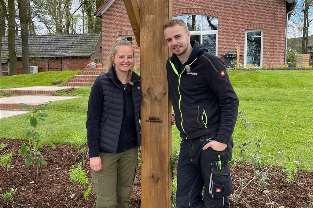 TV-Team gestaltet Garten von Pia und Daniel in Lembeck neu Pia Niewind und Daniel Schulte-Huxel stehen in ihrem neu gestalteten Garten in Dorsten-Lembeck.