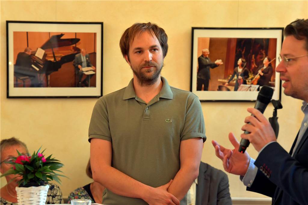 Geigerin Mirijam Contzen freut sich auf die Musiktage Cappenberg Pianist Herbert Schuch und Moderator Berthold Warnecke (r.) sind, wie hier bei einem früheren Musikfestival, auch diesmal zu Gast im Schloss Cappenberg.