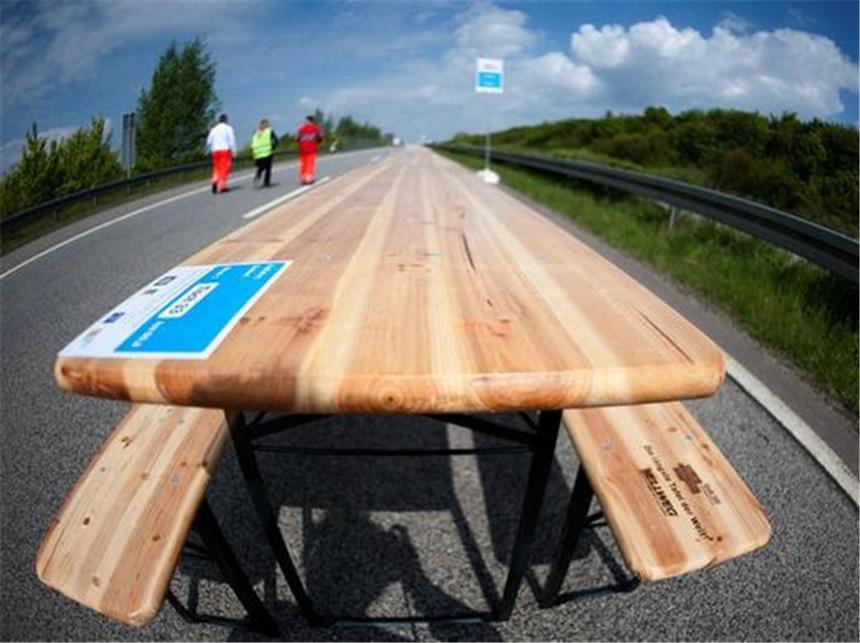 Generalprobe für A 40-Sperrung geglückt Picknick-Tische auf der gesperrten Autobahn A540 bei Grevenbroich.