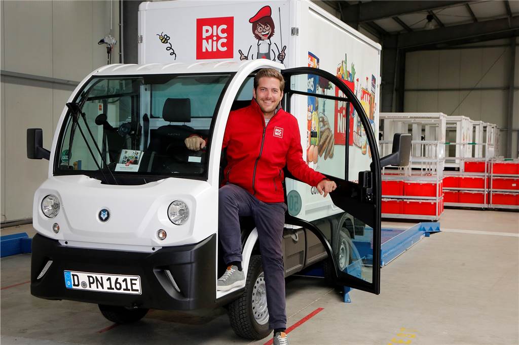 Picnic-Mitbegründer Frederic Knaudt präsentiert einen Picnic-Van, den das Unternehmen selbst entworfen hat. Ohnehin produziert es vieles selbst. So sind etwa die Plastiktüten recyclebar und können wieder zurückgegeben werden.
