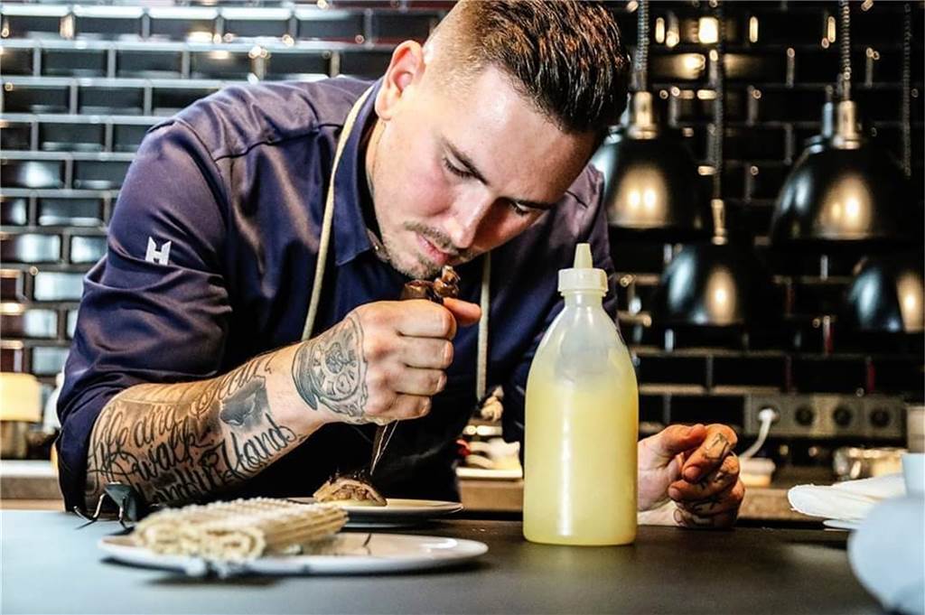 Sternekoch Pierre Beckerling: Küchenkünstler zwischen Ruhrpott und Shanghai Koch Pierre Beckerling vom Iuma bei der Arbeit
