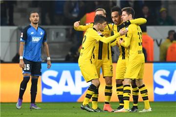 Pierre-Emerick Aubameyang (2.v.r.) sicherte dem BVB mit seinem Treffer das 2:2.
