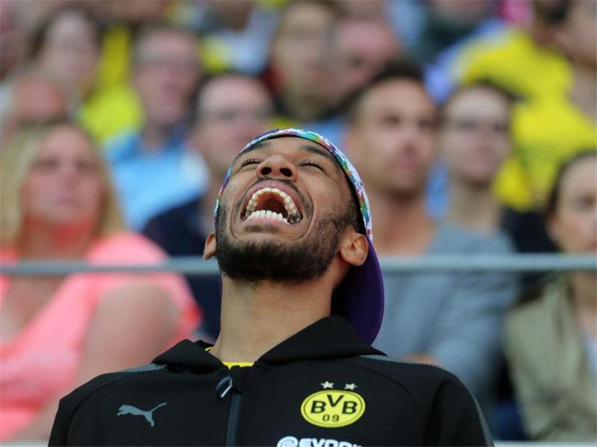 Hitzfeld rät BVB: Aubameyang auf keinen Fall abgeben Pierre-Emerick Aubameyang hat auf der Ersatzbank viel Freude beim Testspiel des BVB gegen RW Essen. Foto: Ina Fassbender