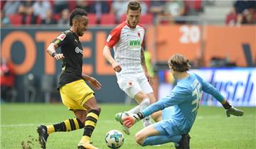 Pierre-Emerick Aubameyang (l.) erwischte in Augsburg einen gebrauchten Tag. 