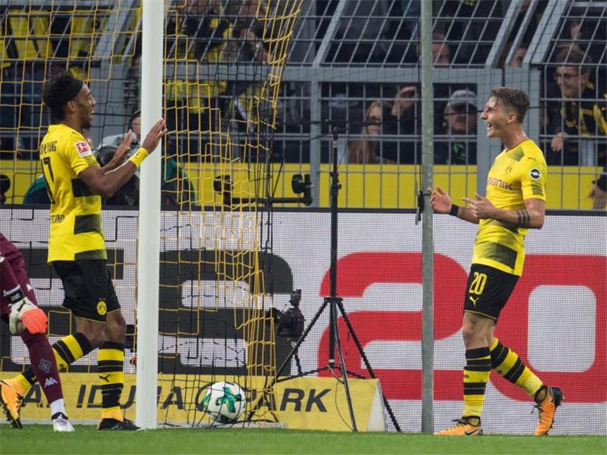 Kuriositäten und Patzer des sechsten Bundesliga-Spieltags Pierre-Emerick Aubameyang (l) und Maximilian Philipp erzielten fünf der sechs Tor für Dortmund beim 6:1-Sieg über Gladbach. Foto: Bernd Thissen