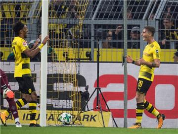 Pierre-Emerick Aubameyang (l) und Maximilian Philipp erzielten fünf der sechs Tor für Dortmund beim 6:1-Sieg über Gladbach. Foto: Bernd Thissen