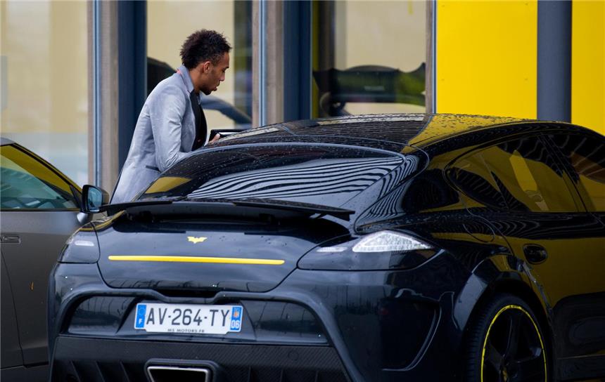 BVB-Star Aubameyang zahlt doch für Raserei Pierre-Emerick Aubameyang mit einem seiner vier Autos. Geblitzt wurde er allerdings in anderen Autos - in einem Ferrari und einem Porsche Cayenne.
