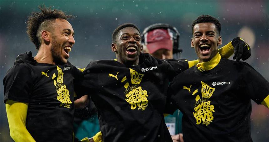 Pierre-Emerick Aubameyang, Ousmane Dembele und Alexander Isak (v.l.) bejubeln den Einzug ins Pokalfinale.