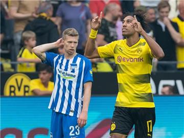 Pierre-Emerick Aubameyang (r) erzielte Dortmunds 1:0 gegen Hertha BSC. Mitchell Weiser steht enttäuscht im Hintergrund. Foto: Guido Kirchner
