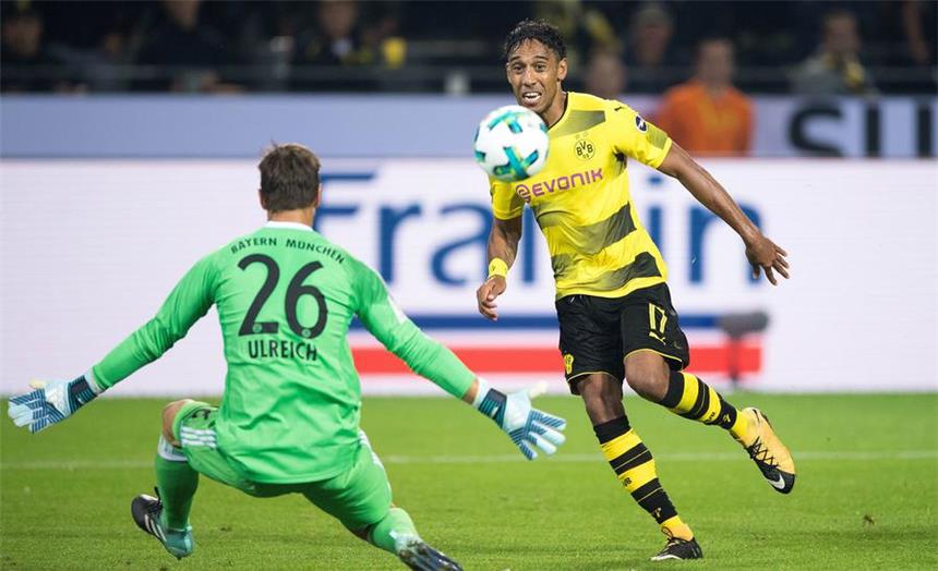 BVB-Torjäger Aubameyang: "Bleibe sehr gerne hier" Pierre-Emerick Aubameyang (r.) fühlt sich in Dortmund "wie zu Hause".