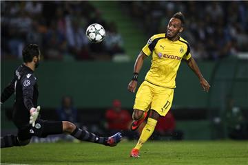 Pierre-Emerick Aubameyang (r.) lupft den Ball zur Führung ins Sporting-Tor.