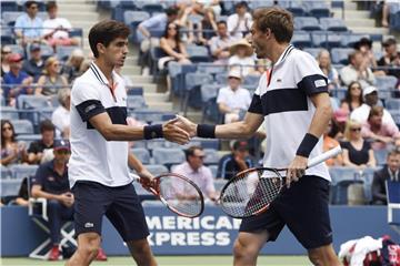 Pierre-Hugues Herbert und Nicolas Mahut gewannen gegen Filip Krajinovic und Nenad Zimonjic 6:1, 6:2, 7:6 (7:3). Foto: John G. Mabanglo