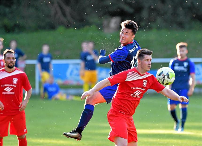 Der Werner SC schlägt den Lüner SV Pierre Katarzynski (r.) unterlag gestern mit dem Lüner SV überraschend gegen Landesligist Werner SC um Henry Poggenpohl.