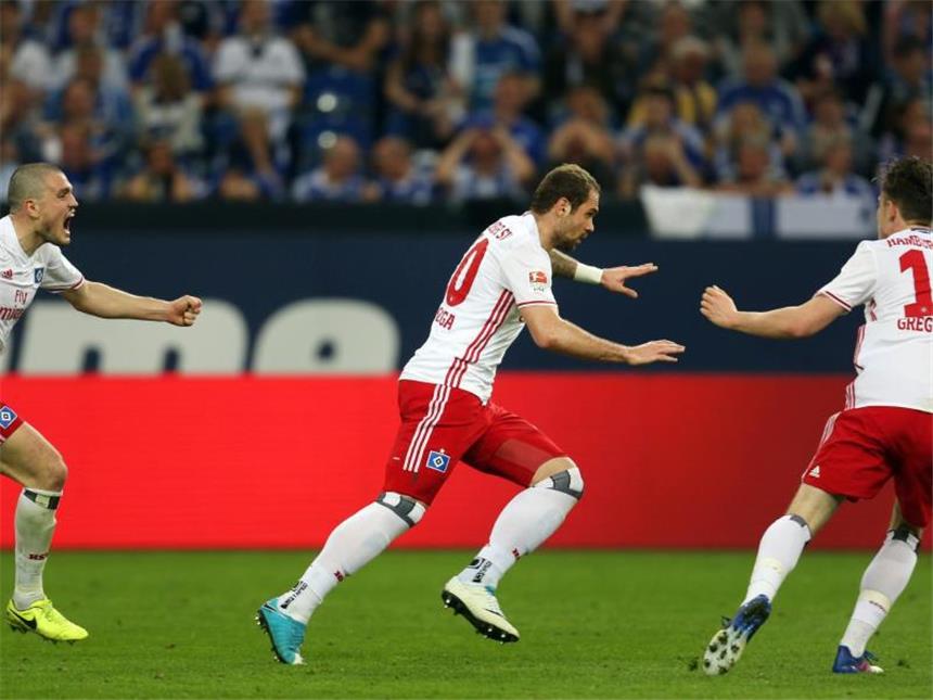 HSV verharrt auf Relegationsplatz: 1:1 auf Schalke Pierre-Michel Lasogga erzielte den späten Ausgleichstreffer. Foto: Ina Fassbender