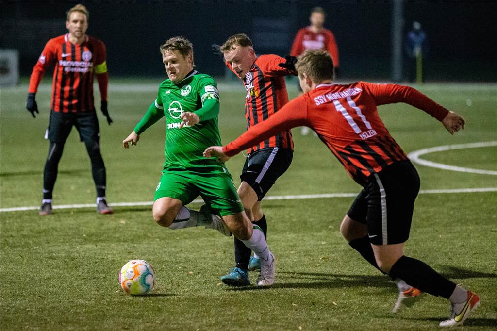 Massener Leistungsträger hört auf: „Manchmal Tränen in den Augen“ Pierre Szymaniak (2.v.l.) im Trikot der SG Massen