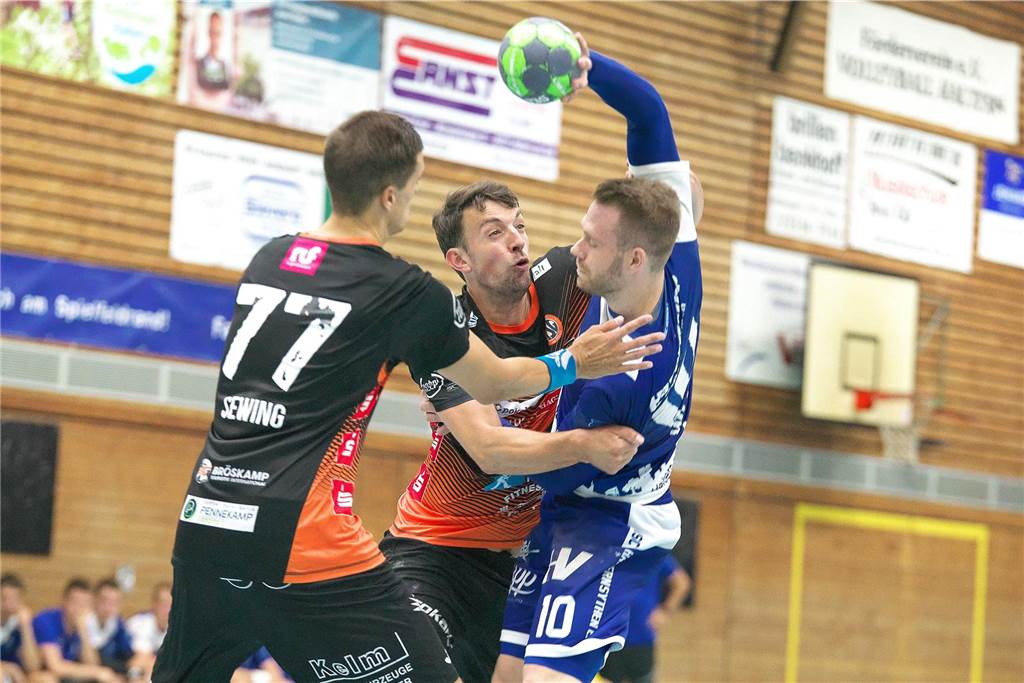 „Sie tun der Mannschaft extrem gut“: Saisonstart für HSC Haltern-Sythen - mit nur einem Ausfall Pierre Weber ist der einzige HSC-Spieler, auf den Trainer Daniel Schnellhardt am ersten Spieltag verzichten muss.