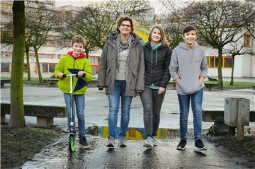 Piet (v.l.), Nina, Lilly und Linus Rodegro am Altlüner Gymnasium in Nordlünen. Die Familie wohnt eigentlich gerne in Nordlünen, hat aber auch einige Kritikpunkte.